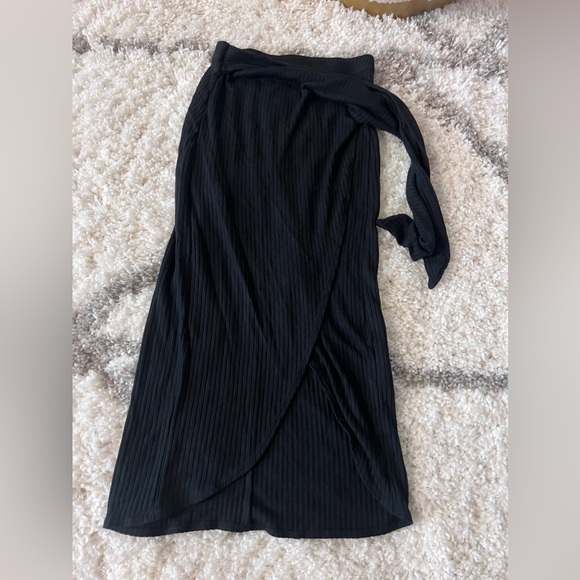 Reformation Aruba Black Ribbed Wrap Skirt size Small - Picture 9 of 11
